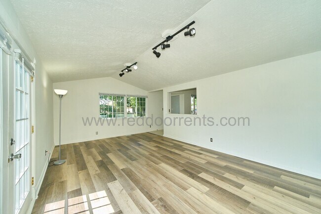 Building Photo - 5422 Greenfield Ave
