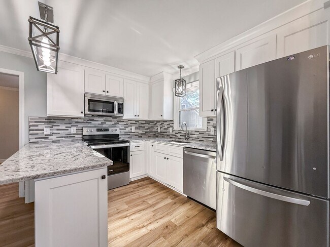 Foto del edificio - Spacious 3BR 2 BA Home with Wooden Deck in Wake Forest