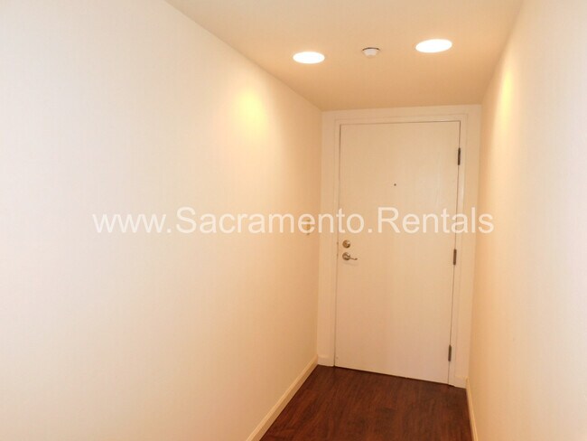Building Photo - Spacious Updated 2bd/2ba Downtown Condo - ...
