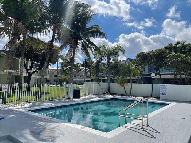 Foto del edificio - 17440 NW 67th Ct