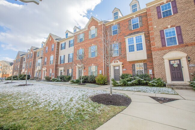 Building Photo - Amazing 5 BR/4.5 BA Townhome in Greenbelt!