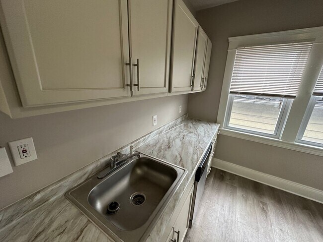 Foto del edificio - 3026 Monroe Ave