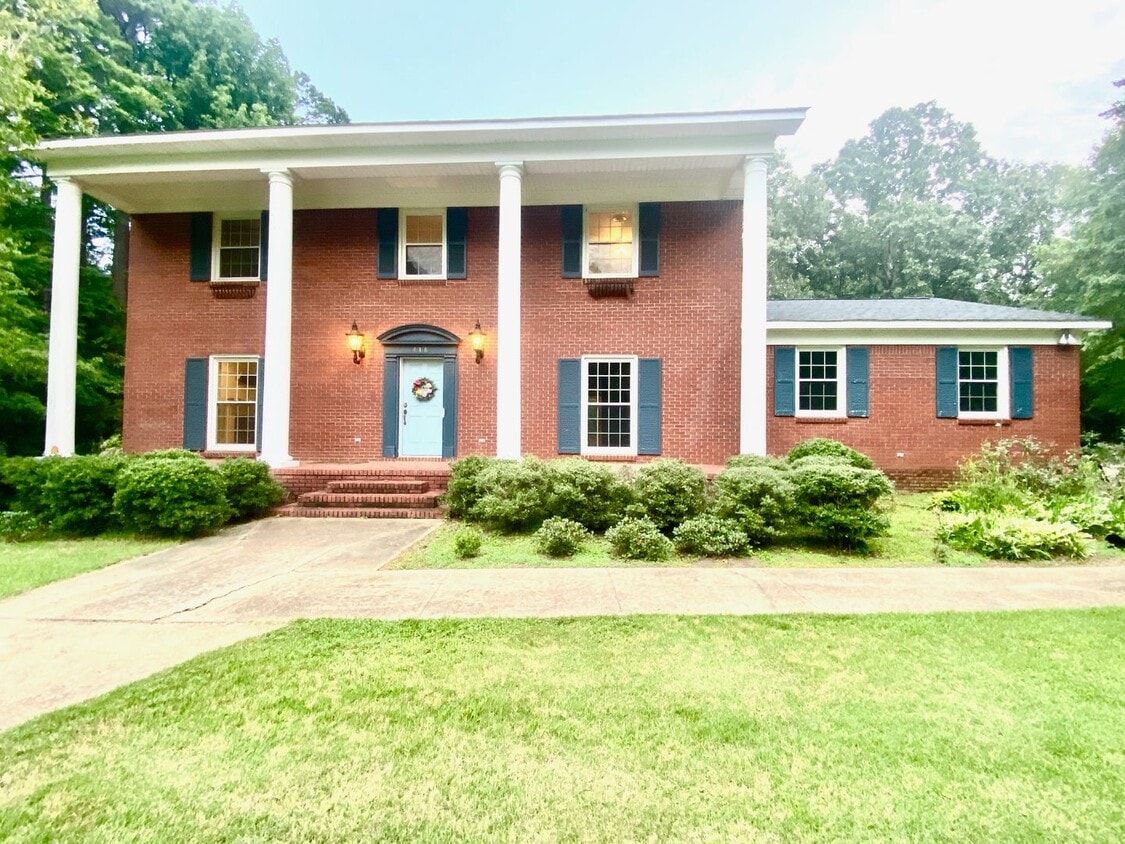 Primary Photo - Large Fulton Home
