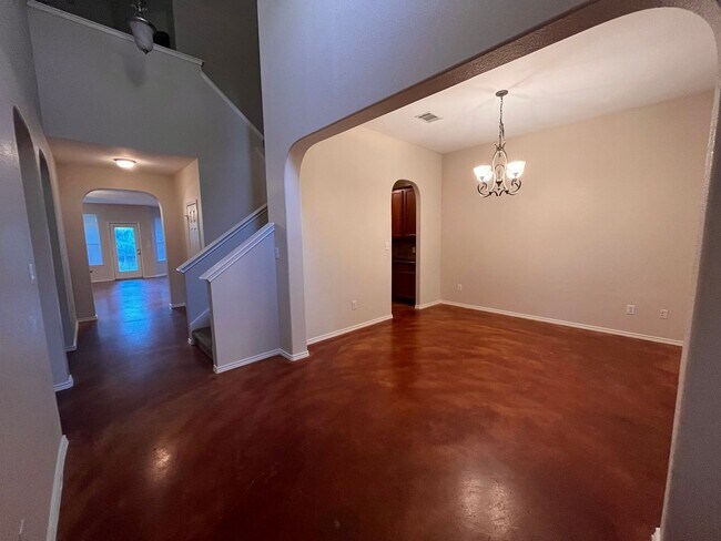 Building Photo - Big FIVE Bedroom THREE Full Bathroom with ...