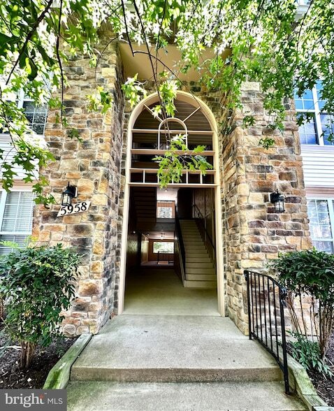 Foto del edificio - 5958 Founders Hill Dr