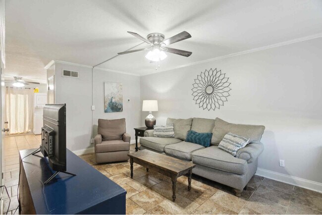 Building Photo - 2502 Redwood Ct