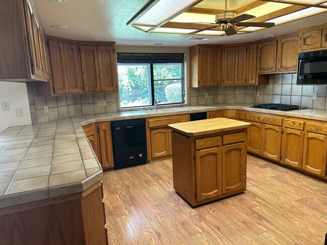 Foto del edificio - 475 E Mercedes Ave