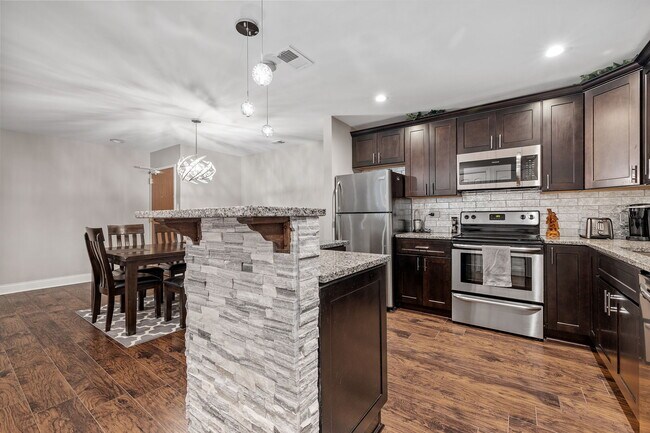 Foto del edificio - 7502 Farmingdale Dr