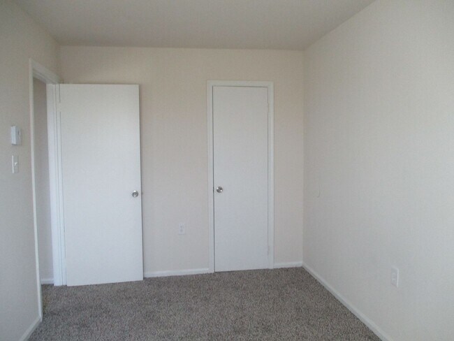 Building Photo - Lovely END UNIT TOWNHOME with LARGE DECK &...
