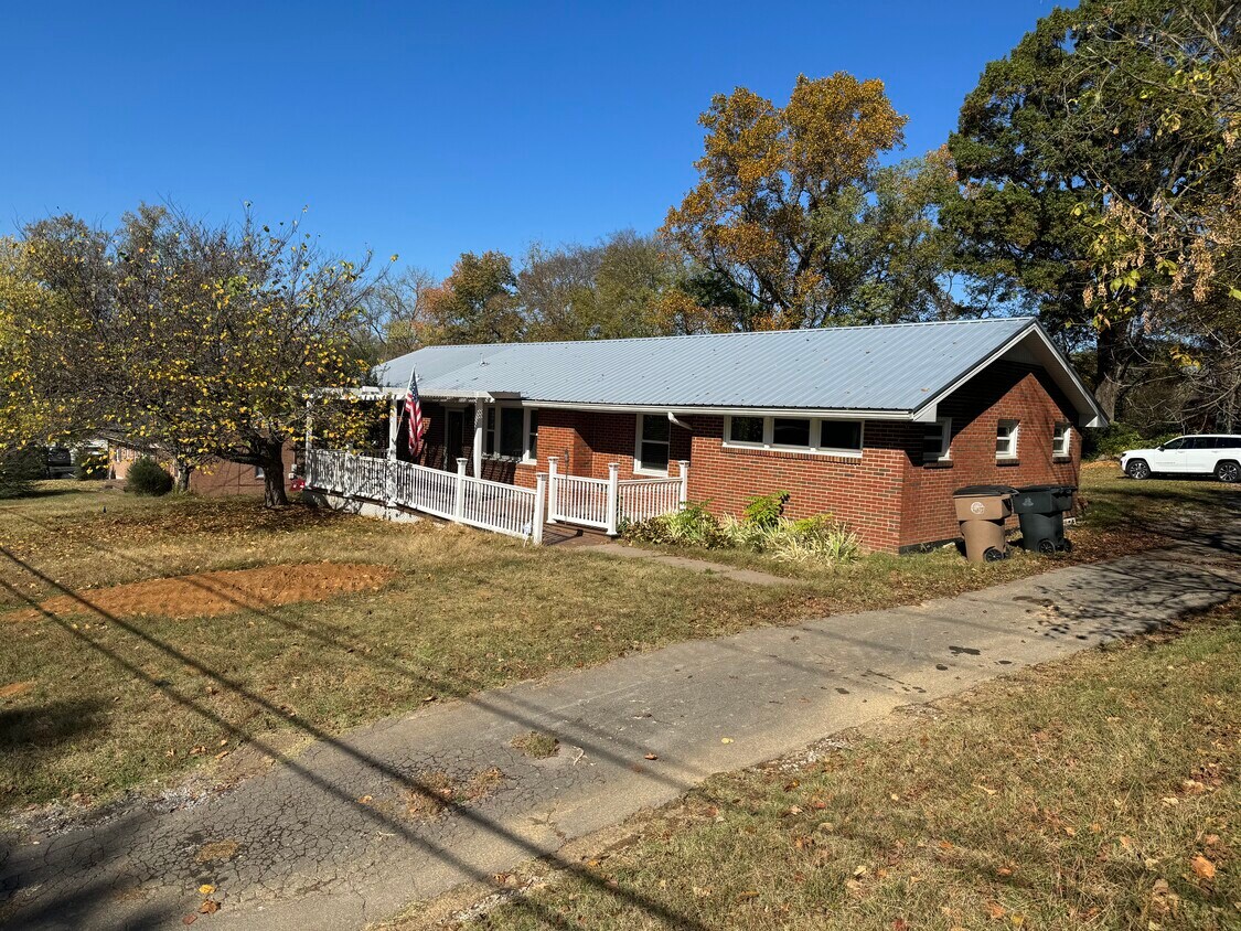 Primary Photo - 2720 Old Elm Hill Pike