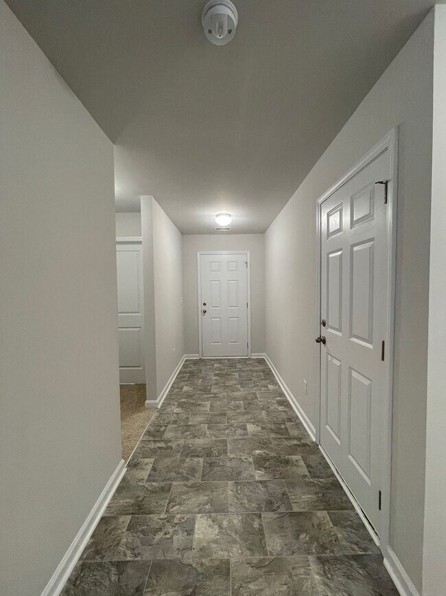 Building Photo - Gorgeous 4bed/3bath home w/ Fenced Yard in...