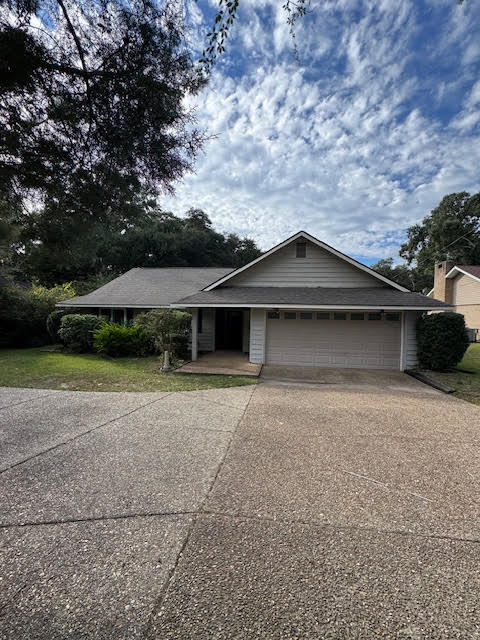 Building Photo - 6625 Golf Club Dr