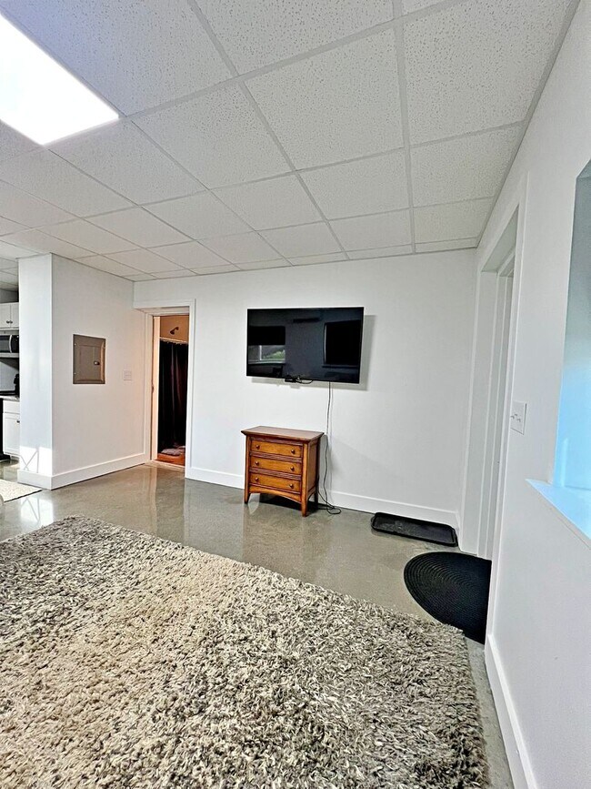 Foto del edificio - Furnished 1BR Apartment in Industrial Area | Easy I-64 Access | Truck Parking Available