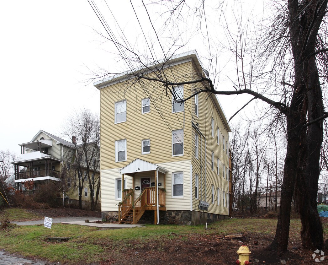 Building Photo - 1380 Bank St