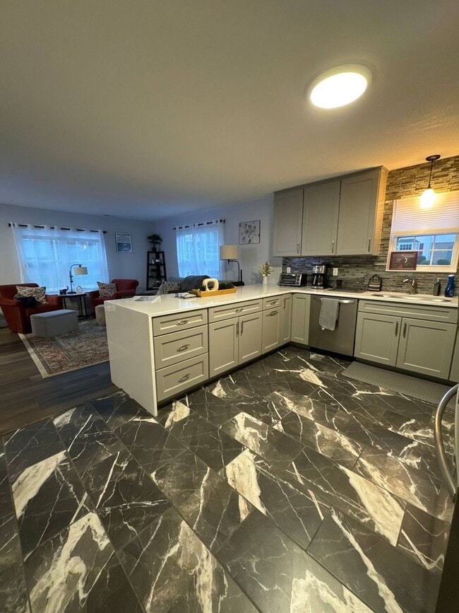 Building Photo - 3 Bedroom 3 Bathroom - Short Term Lease