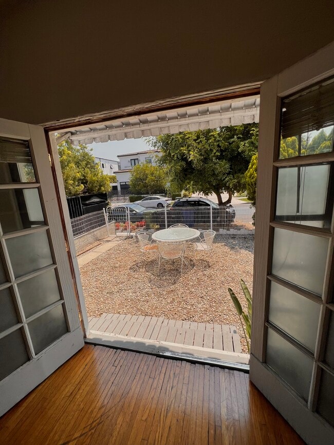 Building Photo - 533 N Alta Vista Blvd