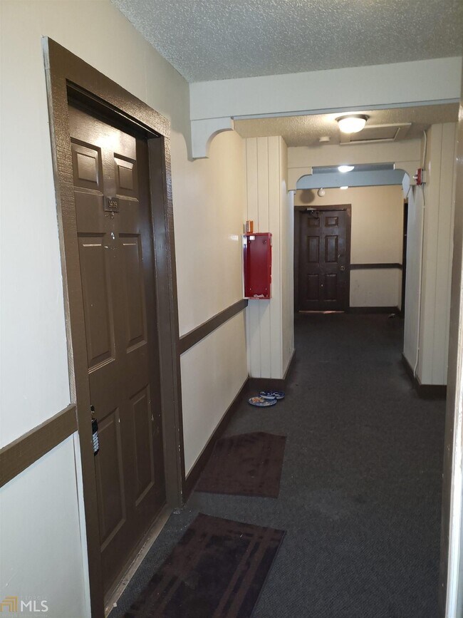 Building Photo - 1409 Camelot Dr
