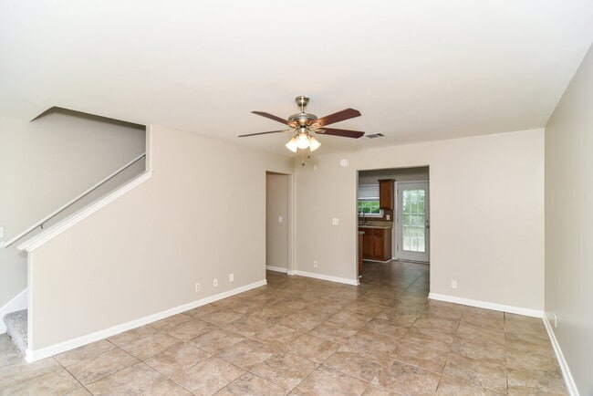 Building Photo - 145 Lyndhurst Dr