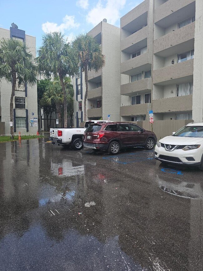 Foto del edificio - 10000 NW 80th Ct