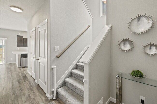 Foto del edificio - Beautiful 2 story home with 3 bedrooms in desirable Lorson Ranch Community.