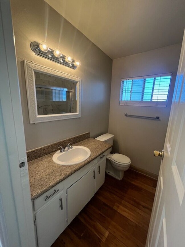 Building Photo - 725 Lilly Ln
