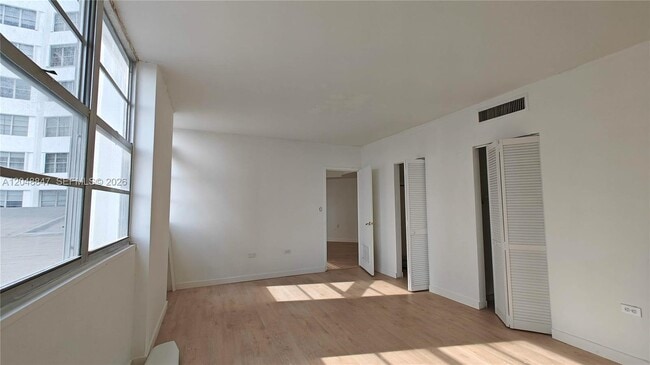 Building Photo - 801 Brickell Bay Dr