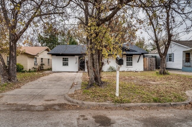 Photo - 2110 Aggie Dr House