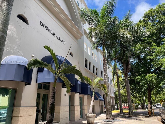 Foto del edificio - 50 Menores Ave