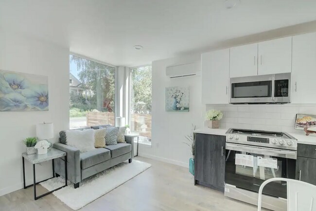 Living area - 513 11th Ave E