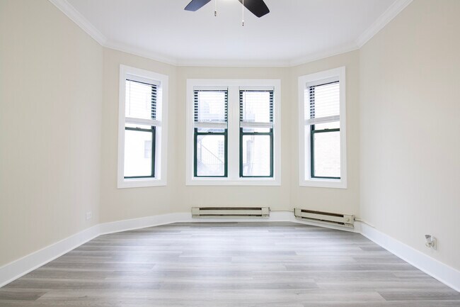 Foto del edificio - 3845 N Greenview Ave