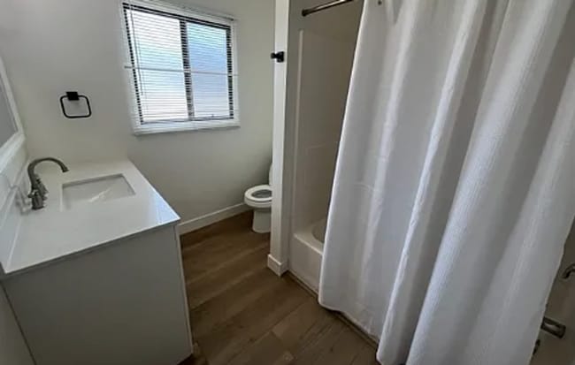 Building Photo - 6 Bed/ 5 Bath on Campanile! Large back area!