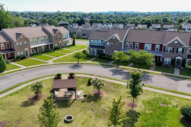 Building Photo - 2050 Hemlock Dr