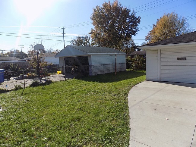 Building Photo - 6507 N Vernon St