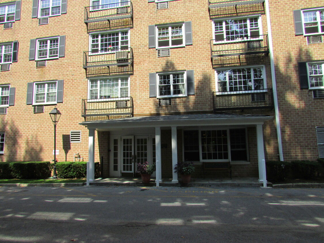 Primary Photo - 4 Consulate Dr