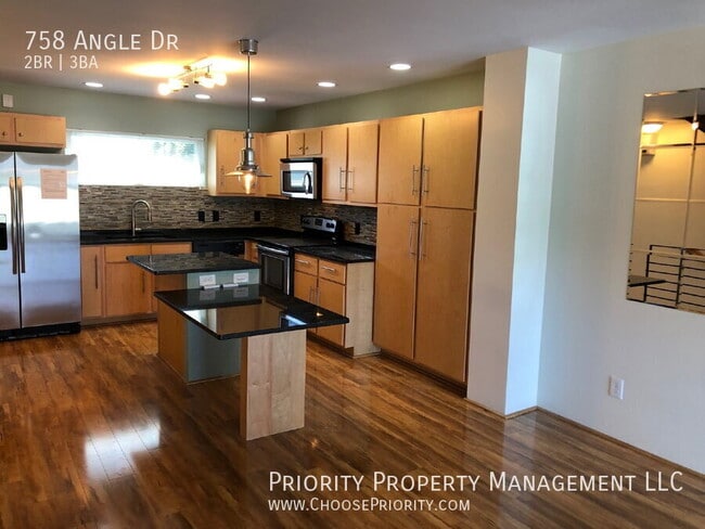 Building Photo - 758 Angle Dr