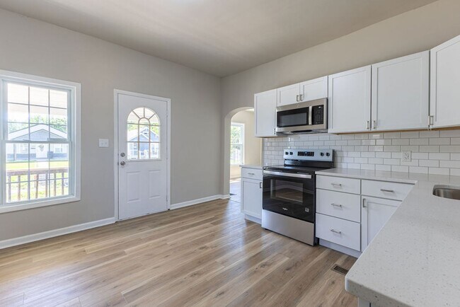 Foto del edificio - Remodeled 2-Bedroom Home in Saint Joseph with Washer/Dryer and Large Fenced Yard