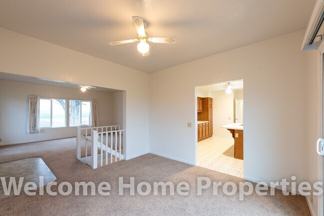 Building Photo - Beautiful Country Home on 1 Acre