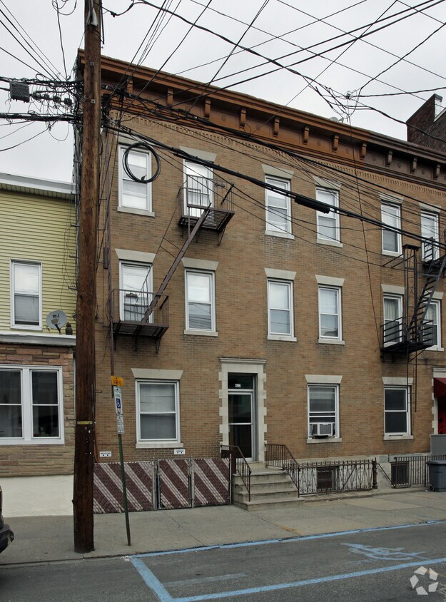 Building Photo - 422 56th St