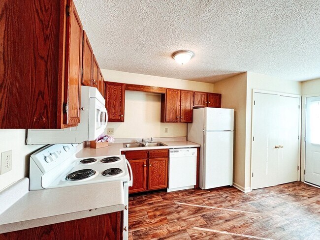 Building Photo - 104 Coyote Ct