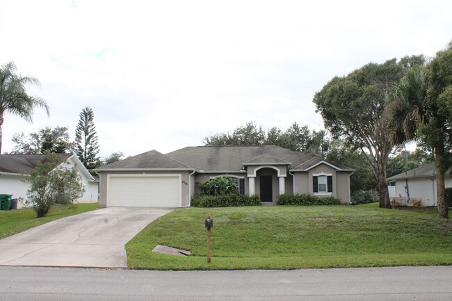 Building Photo - 3/2/2 home in quiet Sebastian Highlands ne...