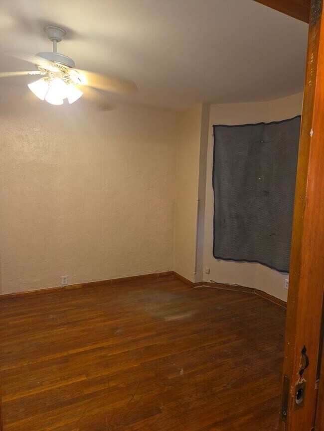 Foto del edificio - 5BR/1.5BA Row Home with Backyard and Laundry Hookups