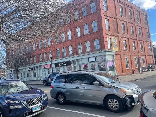 Foto del edificio - 588-612-612 E Main St