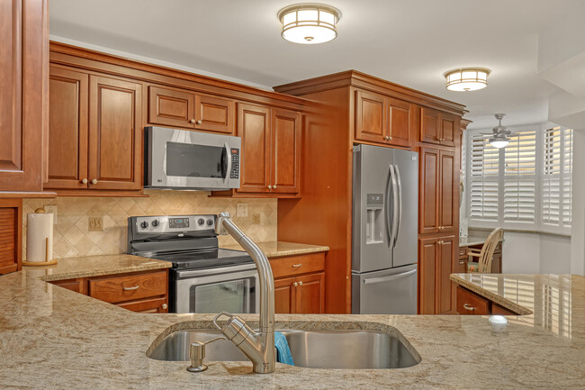 Building Photo - 9550 S Ocean Dr