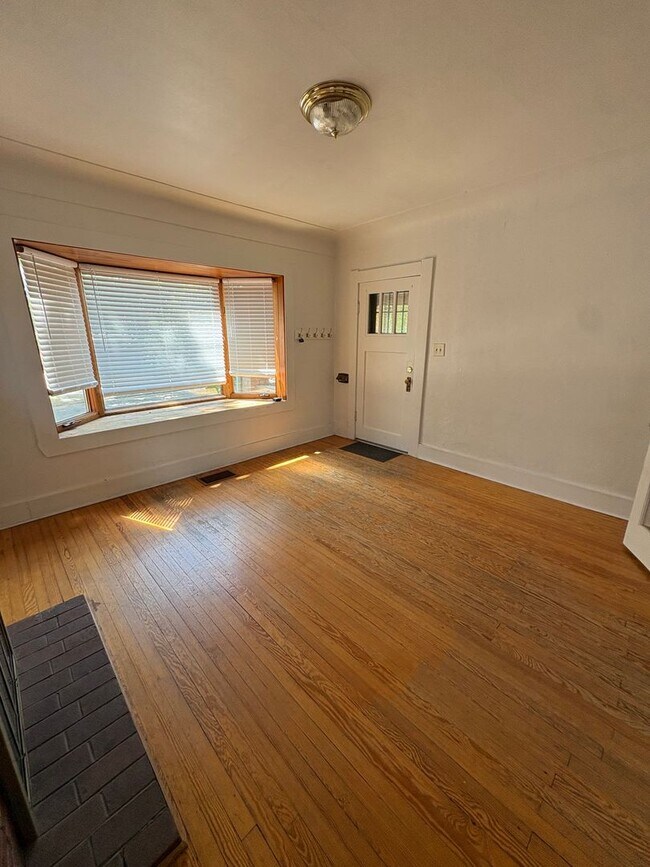 Foto del edificio - Charming 3BR Home Just Blocks from Washington Park with Garage & Storage