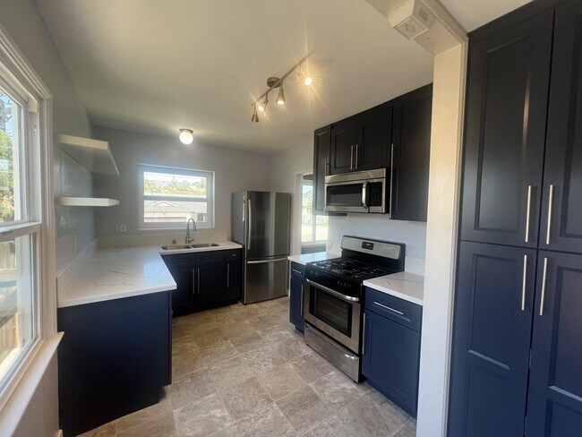 Building Photo - 1735 Parrot St