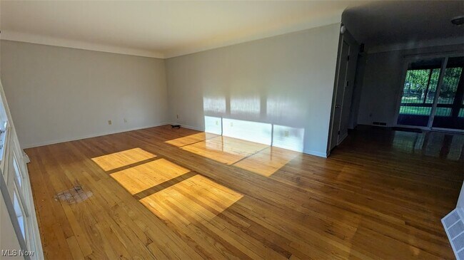 Foto del edificio - 523 Harris Rd