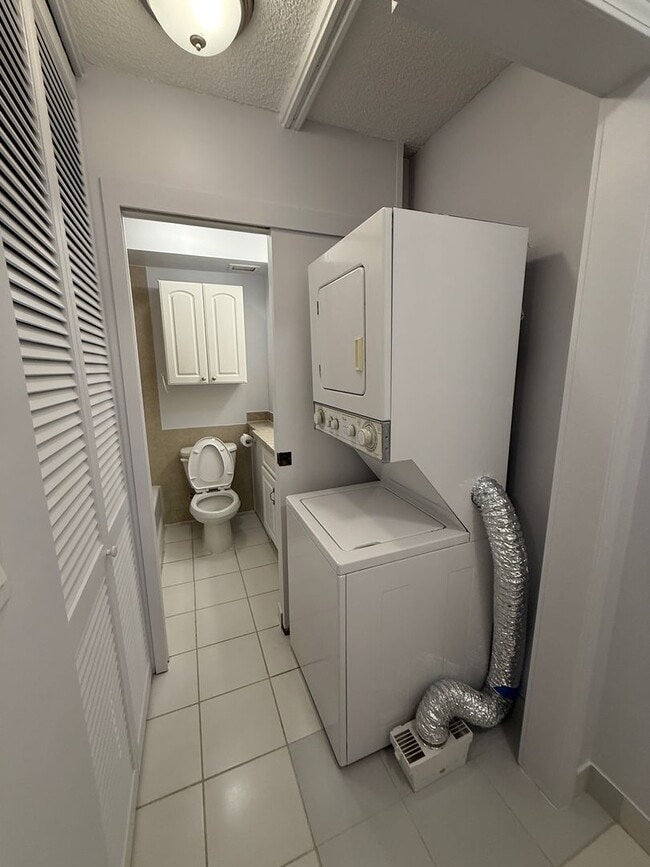 Building Photo - Fairway Villa Waikiki studio for rent