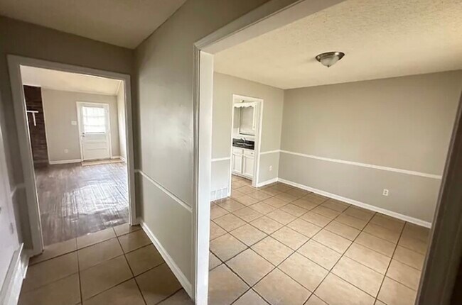 Foto del edificio - MOVE IN READY NOW!!’