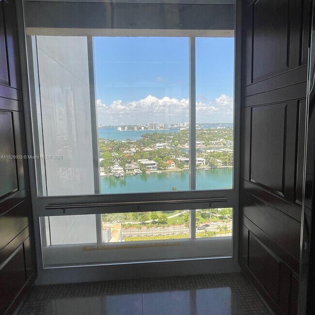 Foto del edificio - 6365 Collins Ave