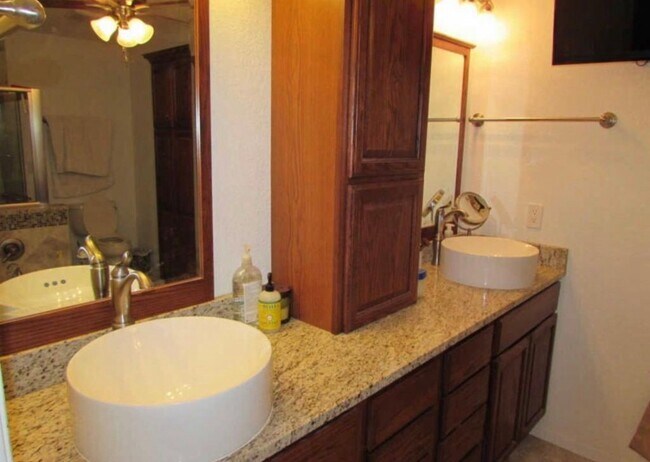 Foto del edificio - 239 Fox Ridge Rd